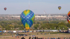 Globo aerostático colisiona y derriba una torre de radio durante festival en Albuquerque