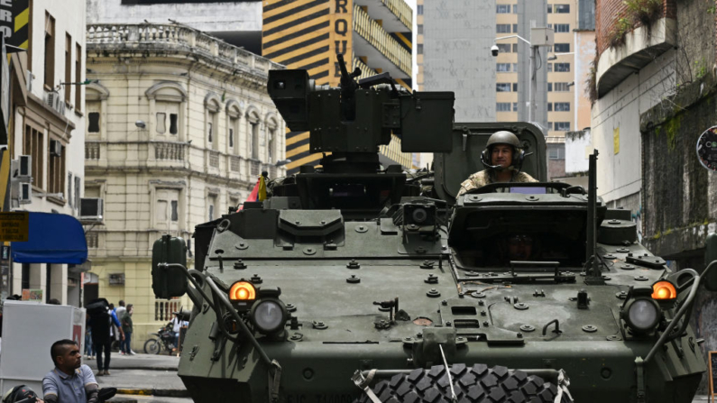 Miembros del ejército colombiano patrullan las calles como parte del plan de seguridad para la conferencia sobre biodiversidad COP16, en Cali, departamento del Valle del Cauca, Colombia, el 10 de octubre de 2024. (Joaquin Sarmiento/AFP vía Getty Images)