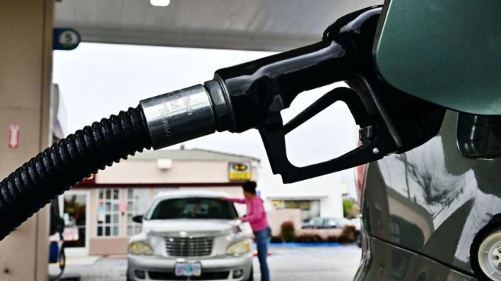 Bombeo de combustible en una gasolinera de Montebello, California, el 15 de mayo de 2024. (Frederic J. Brown/AFP vía Getty Images)