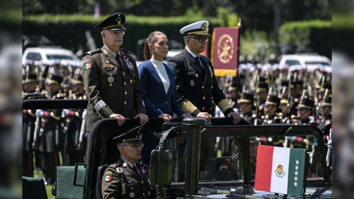 La presidenta de México, Claudia Sheinbaum (centro), flanqueada por el ministro de Defensa, Ricardo Trevilla (izq.) y el secretario de Marina, Raymundo Pedro Morales (dcha.), pasa revista a las tropas durante su ceremonia de investidura como nueva Comandante Suprema de las Fuerzas Armadas Mexicanas en el Campo Marte en la Ciudad de México el 3 de octubre de 2024. (CORTEZ/AFP vía Getty Images)