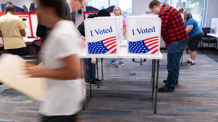 Los votantes trabajan en sus boletas en un centro de votación en el Centro de gobierno Elena Bozeman en Arlington, Virginia, el 20 de septiembre de 2024. (AFP vía Getty Images)