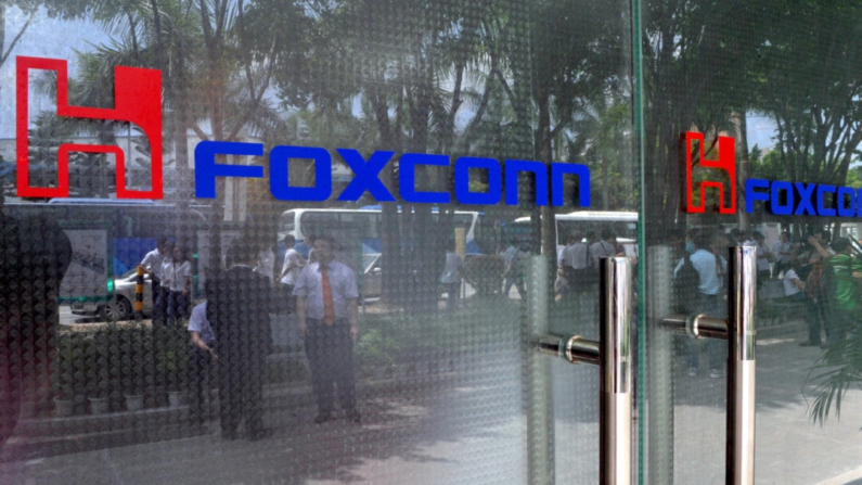 Una puerta de cristal con el logotipo del grupo tecnológico Foxconn en la planta de la empresa en Shenzhen, China, el 26 de mayo de 2010. (Voishmel/AFP vía Getty Images)