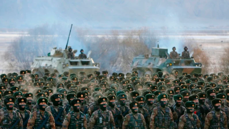 Esta foto, tomada el 4 de enero de 2021, muestra a soldados del Ejército Popular de Liberación de China (PLA) ensamblándose durante un entrenamiento militar en las montañas Pamir, en Kashgar, en la región de Xinjiang, en el noroeste de China. (Foto de STR / AFP) / China OUT (Foto de STR/AFP a través de Getty Images.