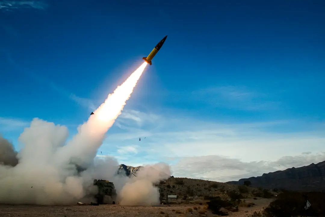 Soldados del 3er Batallón, 321º Regimiento de Artillería de Campaña de la 18ª Brigada de Artillería de Campaña realizan pruebas de fuego real en White Sands Missile Range, N.M., el 14 de diciembre de 2021. (John Hamilton/Ejército de EE. UU. vía AP, Archivo)