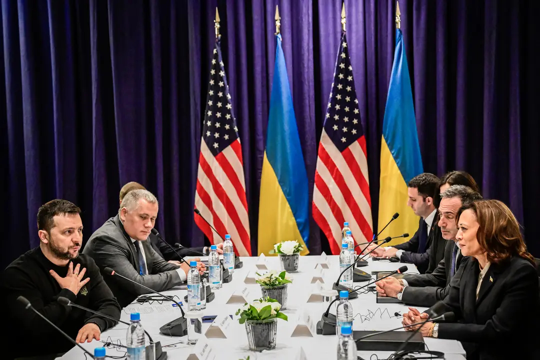 El presidente ucraniano Volodímir Zelenski (izq.), la vicepresidenta Kamala Harris y miembros de sus delegaciones se reúnen para mantener conversaciones en Múnich, Alemania, el 17 de febrero de 2024. (Tobias Schwarz/POOL/AFP vía Getty Images)