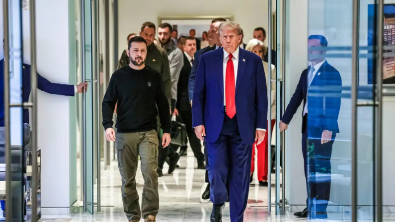 El presidente ucraniano  Volodímir Zelenski camina con el expresidente Donald Trump hacia una reunión, en la ciudad de Nueva York, el 27 de septiembre de 2024. (Alex Kent/Getty Images)
