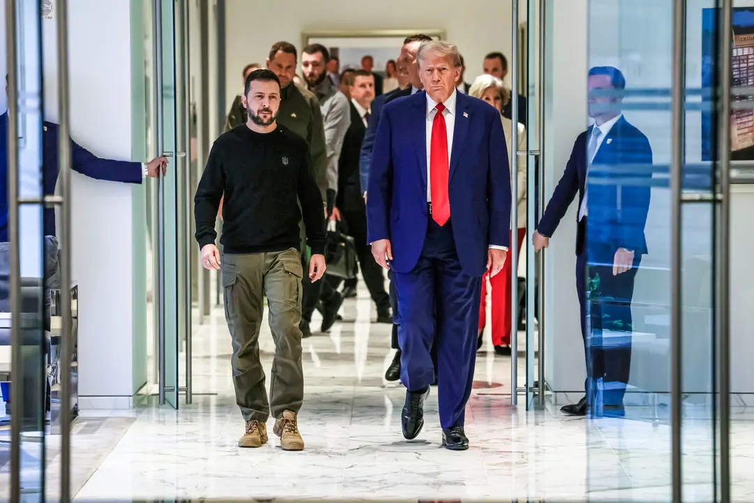 El presidente ucraniano Volodímir Zelenski camina con el expresidente Donald Trump hacia una reunión en la ciudad de Nueva York el 27 de septiembre de 2024. (Alex Kent/Getty Images)