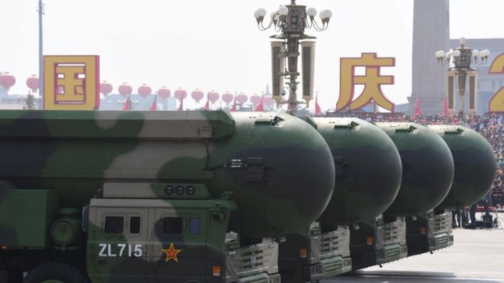 Los misiles balísticos intercontinentales de China con capacidad nuclear durante un desfile militar en la plaza de Tiananmen en Beijing el 1 de octubre de 2019. (Greg Baker/AFP vía Getty Images)