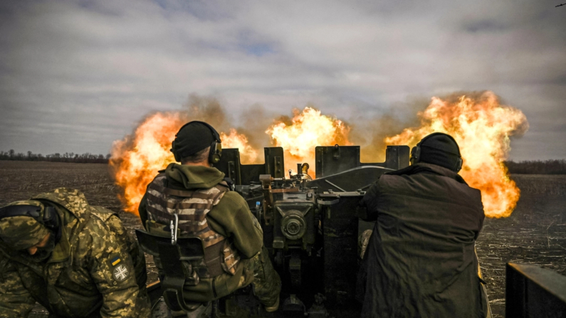 Militares ucranianos disparan contra posiciones rusas en medio de la guerra entre Rusia y Ucrania cerca de Bakhmut, Ucrania, el 20 de marzo de 2023. (Aris Messinis/AFP vía Getty Images)