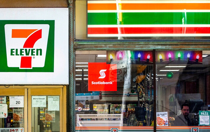 Una tienda 7-Eleven en Toronto, el 13 de diciembre de 2021. (Carlos Osorio/Reuters)