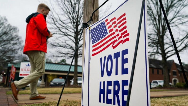 Un colegio electoral en las primarias de Alabama, en Mountain Brook, el 5 de marzo de 2024. (Elijah Nouvelage/Getty Images)
