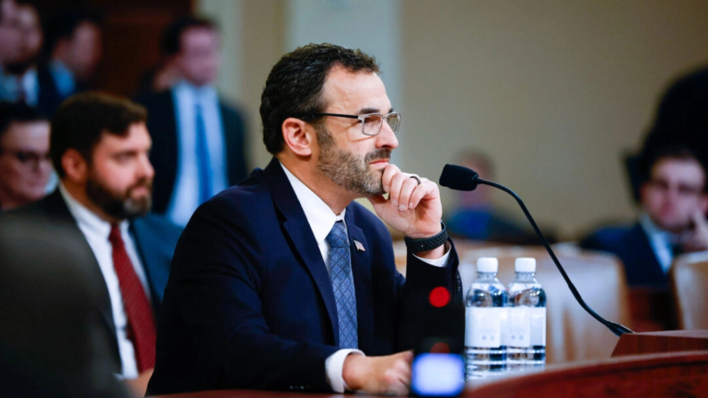 El Comisionado del Servicio de Impuestos Internos, Daniel Werfel, testifica ante el Comité de Medios y Arbitrios de la Cámara de Representantes en el Capitolio en Washington, el 15 de febrero de 2024. (Chip Somodevilla/Getty Images)