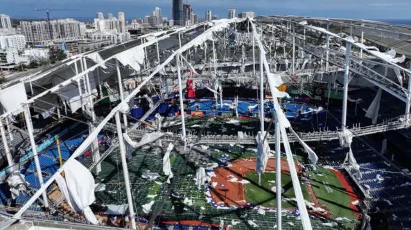 aeropuerto internacional de Tampa.El techo del Tropicana Field se ve dañado la mañana siguiente al paso del huracán Milton por la región, en San Petersburgo, Florida, el 10 de octubre de 2024. (Joe Raedle/Getty Images)