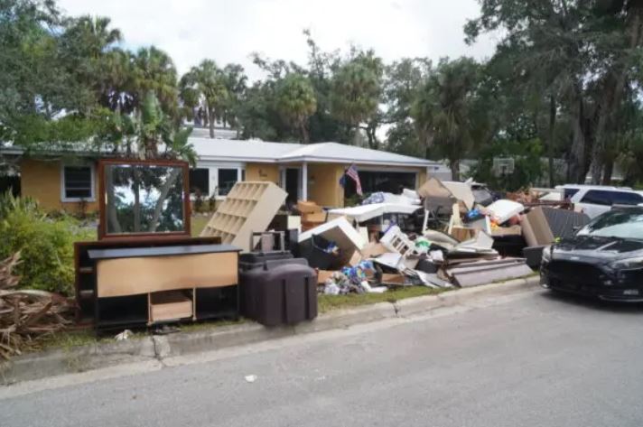 Escombros amontonados frente a la casa de Aubree y Austin Figler en Tampa, Florida, el 29 de septiembre de 2024, después de soportar más de tres pies de inundación durante el huracán Helene. (T.J. Muscaro/The Epoch Times)