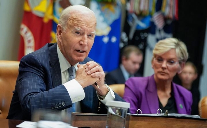 El presidente Joe Biden habla sobre la respuesta del gobierno federal a los huracanes Milton y Helene mientras la secretaria de Energía Jennifer Granholm escucha, en la Sala Roosevelt de la Casa Blanca el 11 de octubre de 2024. (Manuel Balce Ceneta/Foto AP)