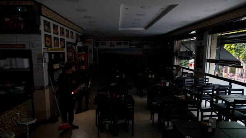 Un restaurante sin electricidad durante un apagón en varios barrios de Sao Paulo, Brasil, el 12 de octubre de 2024. Miguel Schincariol/AFP vía Getty Images