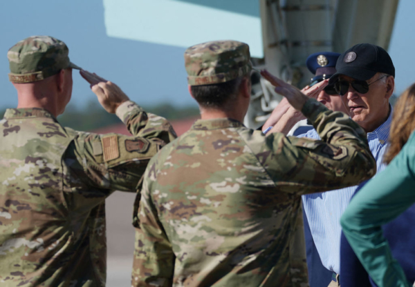 El presidente estadounidense Joe Biden (R) saluda a su llegada a la Base MacDill de la Fuerza Aérea en Tampa, Florida, el 13 de octubre de 2024, donde inspeccionará las zonas dañadas por el huracán Milton. Las autoridades de Florida informaron el 11 de octubre de que el número de víctimas mortales del huracán Milton había aumentado al menos a 16, y que millones de personas seguían sin suministro eléctrico mientras los residentes iniciaban el doloroso proceso de reconstruir sus vidas. (Bonnie CASH / AFP vía Getty Images)