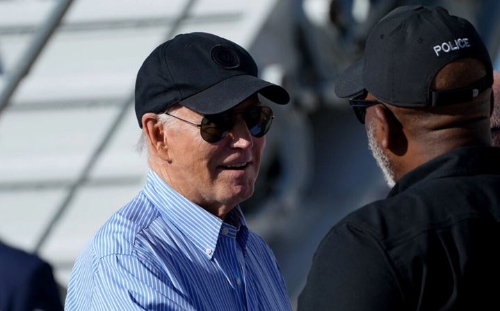 El presidente Joe Biden llega a la base aérea MacDill en Tampa el 13 de octubre de 2024. (Bonnie Cash/AFP vía Getty Images)