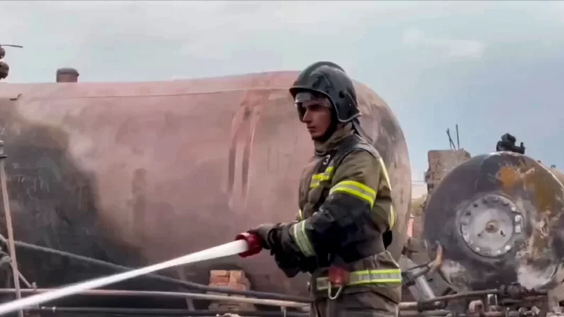 Un bombero extingue un enorme incendio tras una explosión en una gasolinera de Grozni, capital de la república rusa de Chechenia, en una imagen de vídeo difundida el 12 de octubre de 2024. Servicio de Prensa del Ministerio de Emergencias ruso vía AP