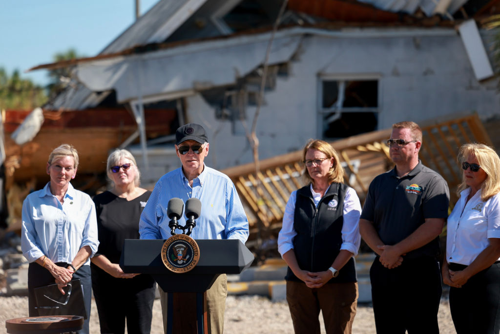 El presidente de Estados Unidos, Joe Biden, habla con los medios de comunicación tras un recorrido por los daños causados por el huracán Milton el 13 de octubre de 2024 en St Pete Beach, Florida. Biden visitó la zona, que se enfrenta a huracanes consecutivos que han causado grandes daños. (Joe Raedle/Getty Images)