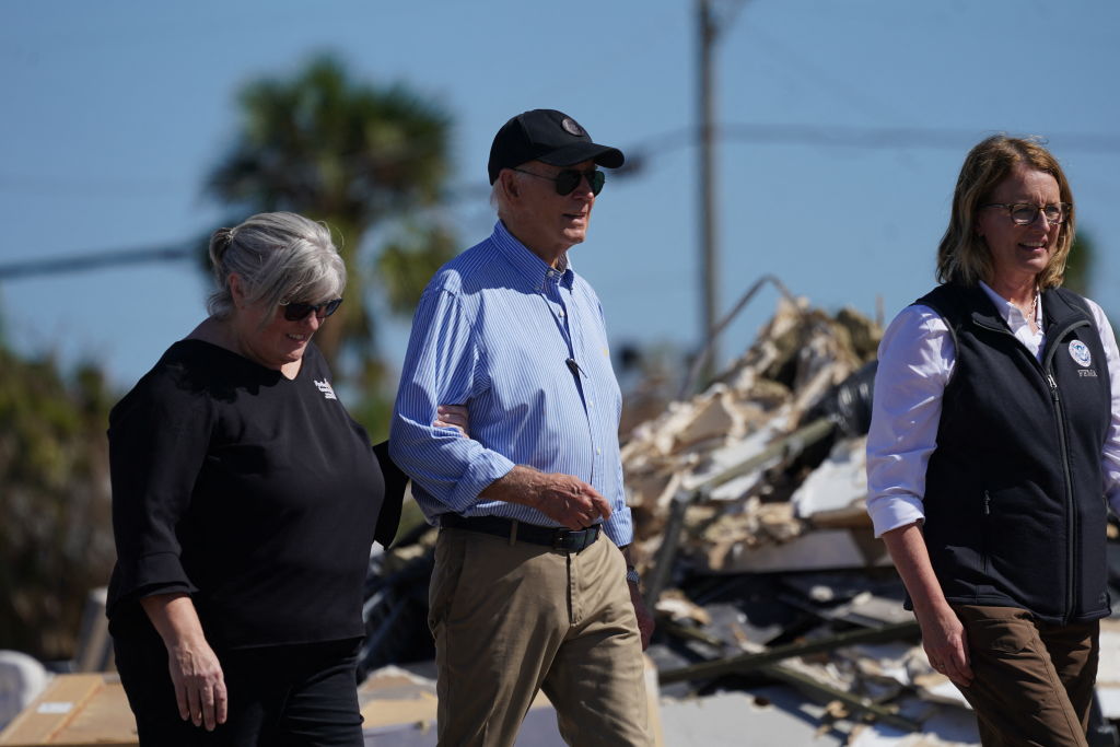 El presidente de EE. UU. Joe Biden, con la administradora de la FEMA Deanne Criswell (d), examina los escombros tras el paso del huracán Milton en St. Pete Beach, Florida, el 13 de octubre de 2024. (Bonnie Cash/ AFP vía Getty Images)