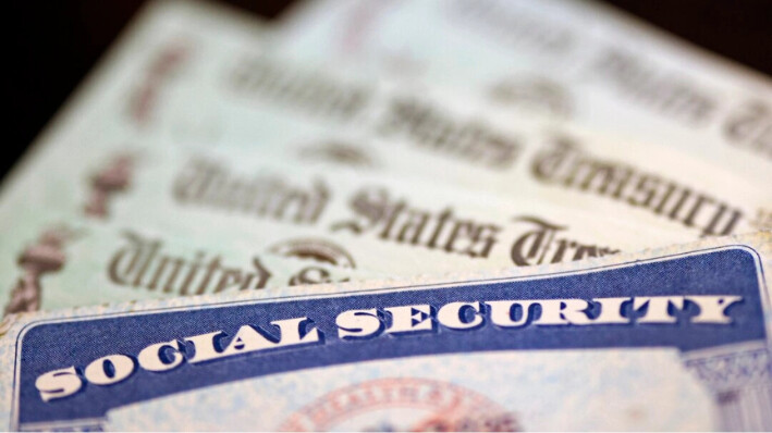 Una tarjeta de la Seguridad Social junto a cheques del Tesoro de EE.UU. en Washington el 14 de octubre de 2021. Kevin Dietsch/Getty Images