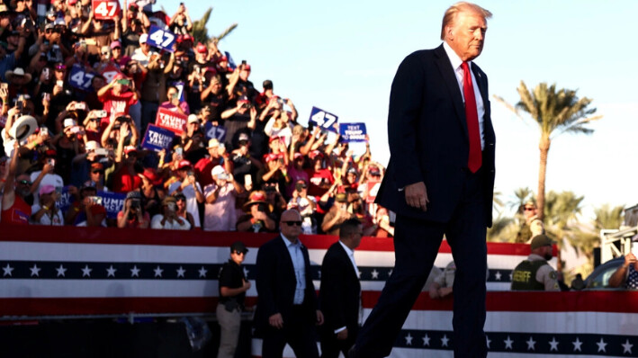 El excandidato presidencial republicano, el expresidente Donald Trump, camina hacia el escenario de un mitin de campaña en Coachella, California, el 12 de octubre de 2024. Mario Tama/Getty Images