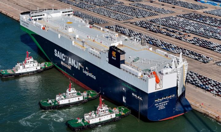 Coches de exportación chinos esperan ser cargados en el «SAIC Anji Eternity», un buque de fabricación nacional destinado a exportar automóviles en el puerto de Yantai, en la provincia oriental de Shandong, China, el 15 de mayo de 2024. (STR/AFP vía Getty Images)