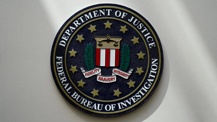 Un logo del FBI en una pared de Omaha, Nebraska, el 10 de agosto de 2022. Charlie Neibergall/The Canadian Press/AP