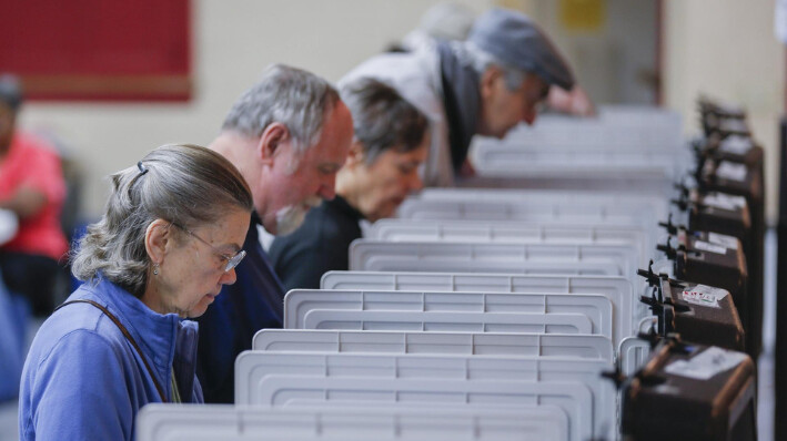 Imagen de archivo de unas personas que votan en un colegio electoral instalado en la iglesia metodista Epworth United en Atlanta, Georgia. EFE/Erik S. Lesser