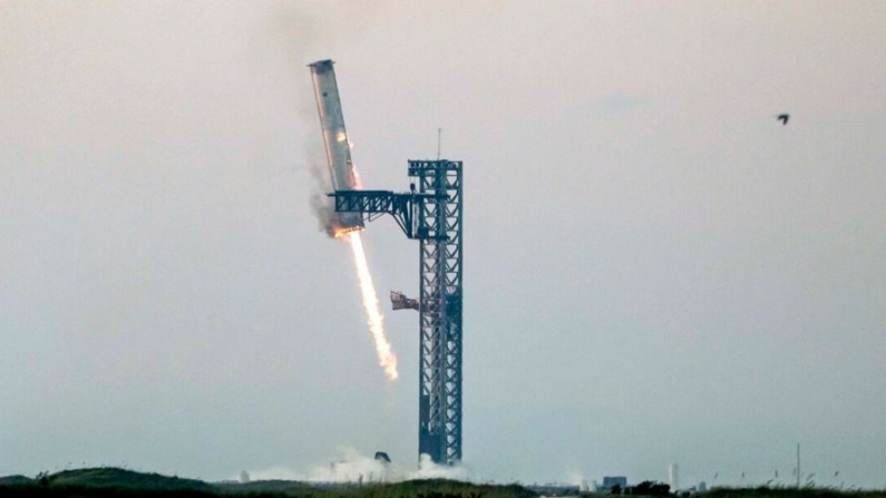 El Super Heavy Booster de Starship se sujeta en la plataforma de lanzamiento en Starbase, cerca de Boca Chica, Texas, el 13 de octubre de 2024, durante la prueba Starship Flight 5. (Seigio Flores/AFP vía Getty Images)