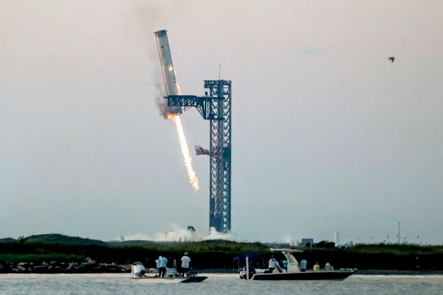 SpaceX recupera propulsor del cohete Starship con brazos mecánicos, una extraordinaria hazaña