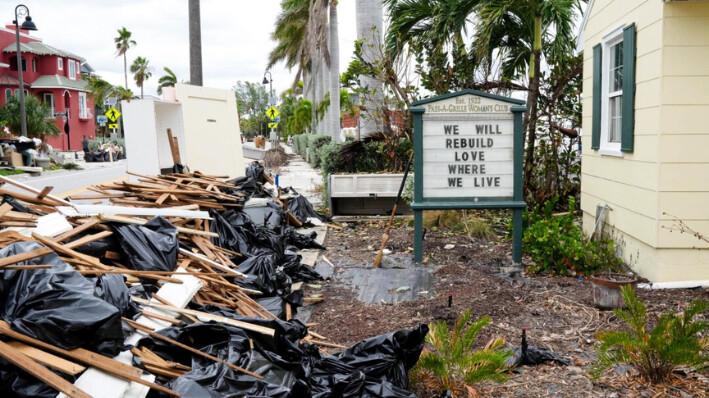 Se ve un cartel en el Club de Mujeres Pass-A-Grille en San Petersburgo, Florida, antes de que el huracán Milton tocara tierra, previsiblemente a mediados de esta semana, el 7 de octubre de 2024. El huracán Milton aumentó su fuerza el lunes para convertirse en una tormenta potencialmente catastrófica de categoría 5 con destino a Florida, amenazando al estado de EE.UU. con un segundo huracán severo en otras tantas semanas.Bryan R. Smith/AFP via Getty Images