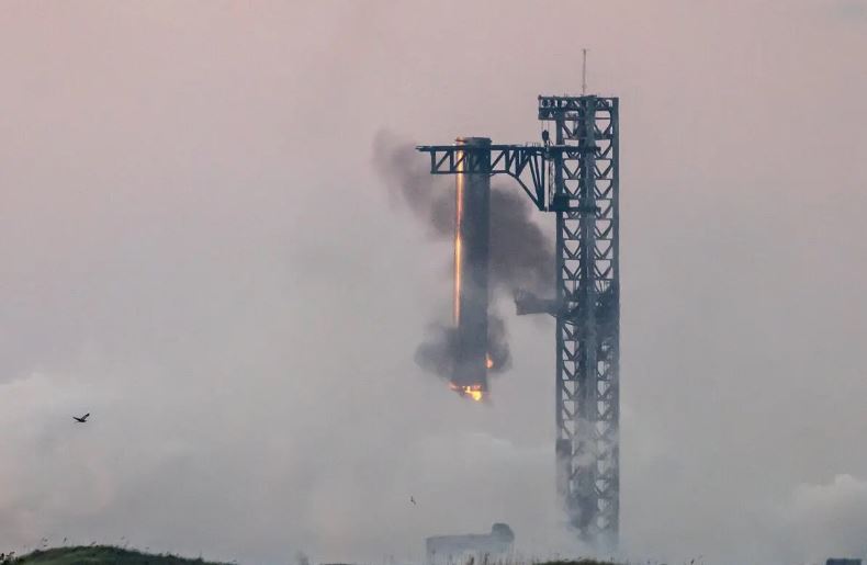 Starship de SpaceX despega durante su quinto vuelo de prueba, en Boca Chica, Texas, el 13 de octubre de 2024. (Kaylee Greenlee Beal/Reuters)