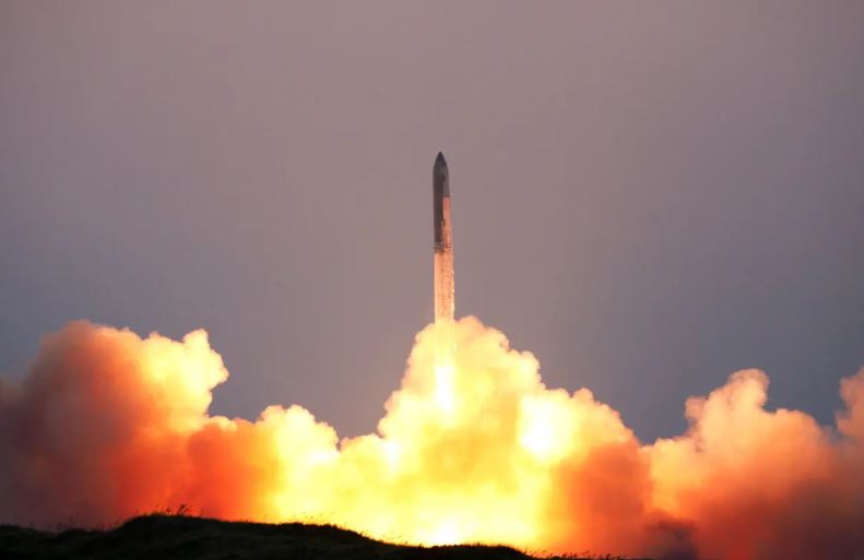 La nave Starship de SpaceX despega durante su quinto vuelo de prueba, en Boca Chica, Texas, el 13 de octubre de 2024. (Kaylee Greenlee Beal/Reuters)