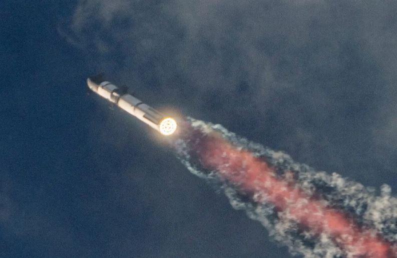 La nave espacial de nueva generación Starship de SpaceX, sobre su potente cohete Super Heavy, despega en su tercer lanzamiento desde la plataforma de lanzamiento de Boca Chica de la empresa en un vuelo de prueba sin tripulación cerca de Brownsville, Texas, el 14 de marzo de 2024. (Cheney Orr/Reuters)