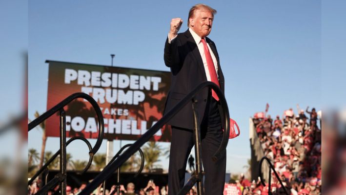 El candidato presidencial republicano y expresidente estadounidense Donald Trump hace un gesto mientras camina hacia el escenario para un mitin de campaña en Coachella, California, el 12 de octubre de 2024. (Mario Tama/Getty Images)