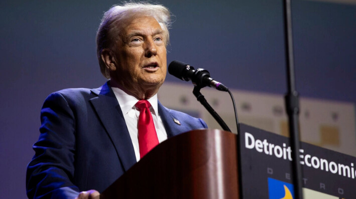 El candidato presidencial republicano, el ex presidente estadounidense Donald Trump, habla en el Club Económico de Detroit en Detroit, Michigan, el 10 de octubre de 2024. Bill Pugliano/Getty Images