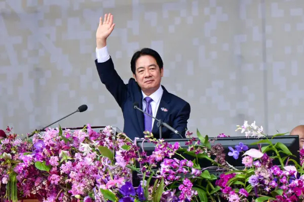 El presidente de Taiwán, Lai Ching-te, pronuncia su discurso durante las celebraciones del Día Nacional frente a la Oficina Presidencial en Taipéi el 10 de octubre de 2024. (Sung Pi-lung/The Epoch Times)