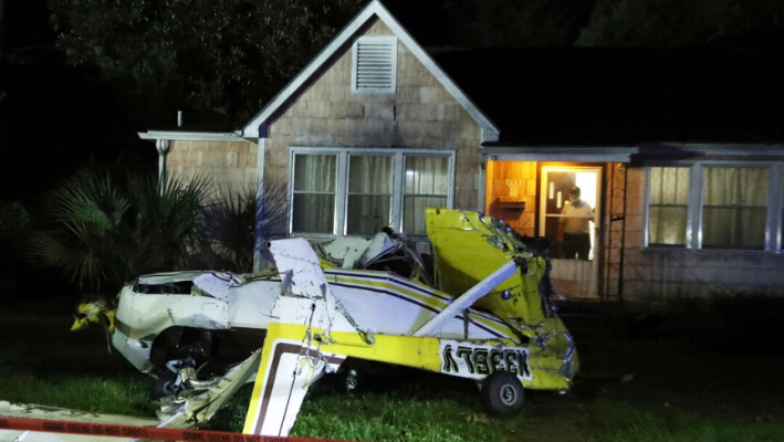 Un hombre mira por la puerta principal de su casa después de que un Cessna se estrellara en el patio delantero en Savannah, Georgia, el 13 de octubre de 2024. (Richard Burkhart/Savannah Morning News vía AP). 