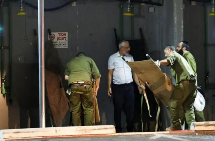 Soldados israelíes pliegan camillas en el Centro Médico Sheba de Ramat Gan, Israel, el 13 de octubre de 2024, tras asistir a las víctimas de un ataque con drones de Hezbolá. (Violeta Santos Moura/Reuters)