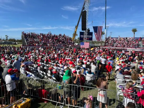 Una multitud comienza a formarse alrededor del podio de vidrio a prueba de balas donde Trump habló más tarde en un mitin en Coachella, California, el 12 de octubre de 2024. (Brad Jones/The Epoch Times)