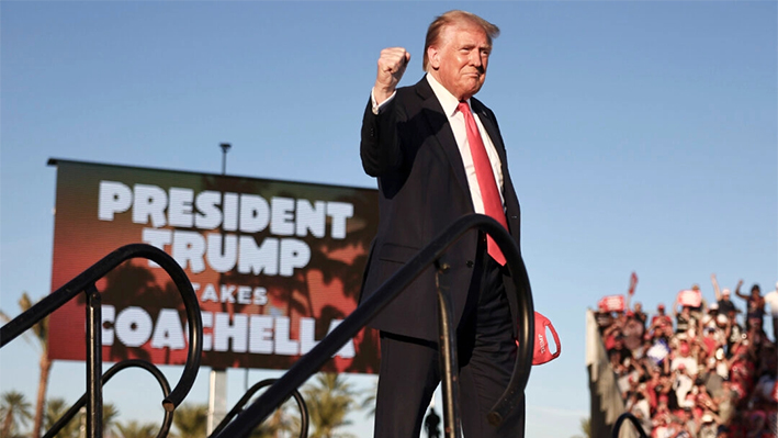 El candidato presidencial republicano, el expresidente de Estados Unidos Donald Trump, gesticula mientras camina hacia el escenario para un mitin de campaña en Coachella, California, el 12 de octubre de 2024. (Mario Tama/Getty Images)