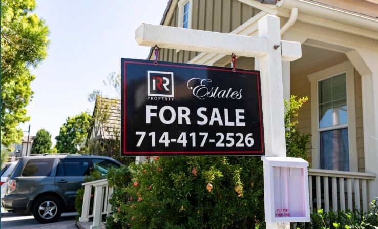 Un cartel de se vende fuera de una casa en Irvine, California, el 21 de septiembre de 2020. (John Fredricks/The Epoch Times)