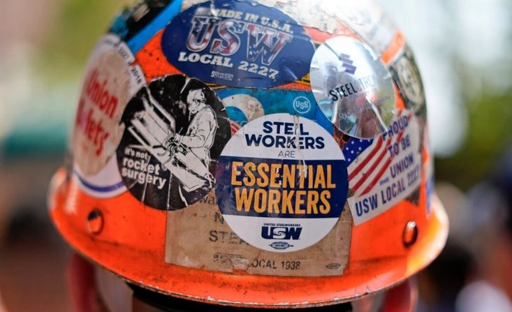 Empleados de U.S. Steel se concentran frente a la United Steel Tower, en el centro de Pittsburgh, el 4 de septiembre de 2024. (Gene J. Puskar/Foto AP)