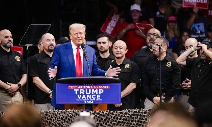 El candidato presidencial republicano, el expresidente Donald Trump habla junto a miembros del Consejo Nacional de la Patrulla Fronteriza durante un mitin de campaña en Prescott Valley, Arizona, el 13 de octubre de 2024. El Consejo Nacional de la Patrulla Fronteriza respaldó la candidatura de Donald Trump a la presidencia. (John Fredricks/The Epoch Times)