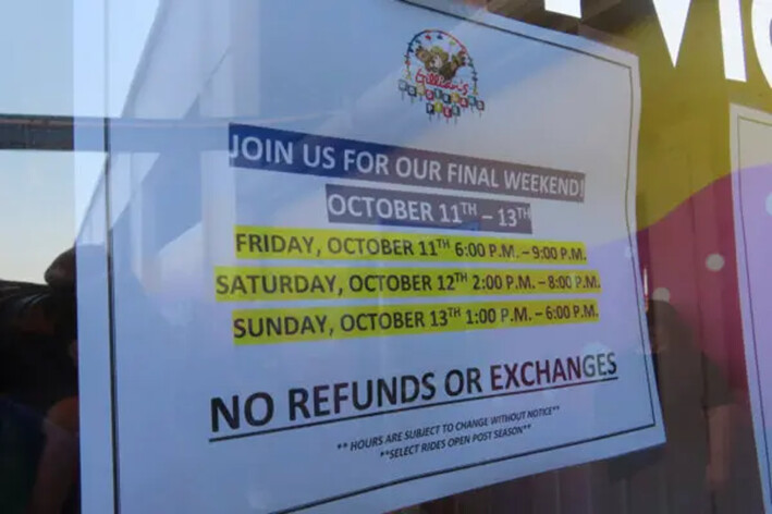 Un cartel anuncia los últimos días de funcionamiento de Gillian's Wonderland, el popular parque de diversiones en el paseo marítimo de Ocean City, Nueva Jersey, el 13 de octubre de 2024. (Wayne Parry/AP Photo)