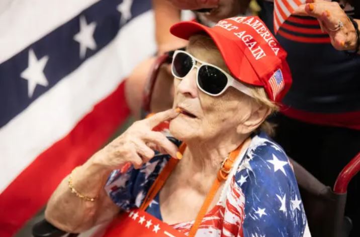 Vee Duurloo, de 100 años, asiste a un mitin a favor del candidato presidencial Donald Trump en Prescott Valley, Arizona, el 13 de octubre de 2024.(John Fredricks/The Epoch Times)