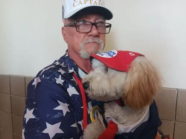 David Arbuckle y su Aussiedoodle, «Mr. Trump», en un mitin a favor del expresidente Donald J. Trump en Prescott Valley, Arizona, el 13 de octubre de 2024. (Nathan Worcester/The Epoch Times)