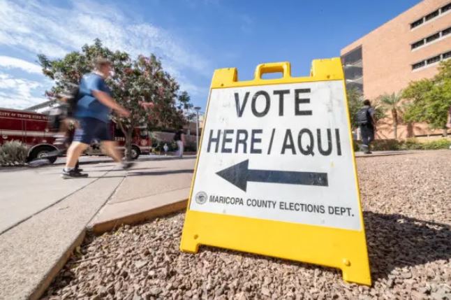 Los votantes se preparan para emitir su voto anticipado en Tempe, Arizona, el 10 de octubre de 2024. (John Fredricks/The Epoch Times)